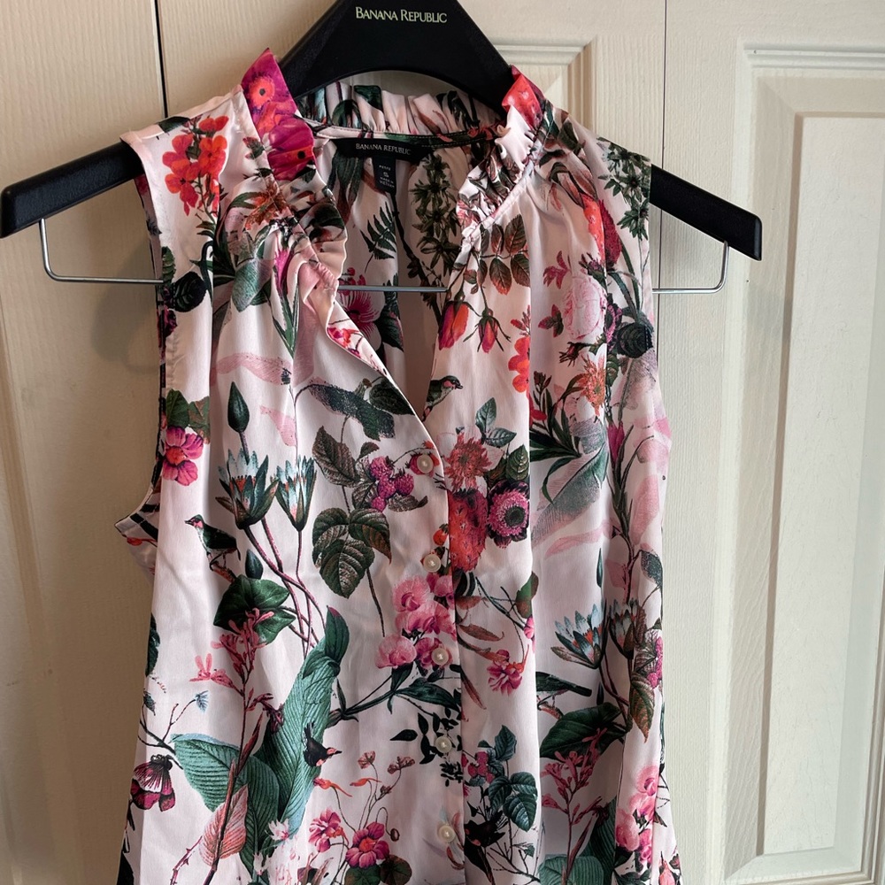 Ruffle neck sleeveless blouse. 🌸🌺💐